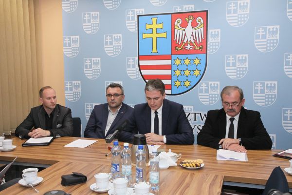 Od lewej: Michał Piast, dyrektor RCN-T, Piotr Żołądek, członek Zarządu Województwa, marszałek Adam Jarubas i starosta kazimierski Jan Nowak