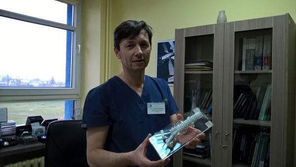 Doktor Jarosław Miszczuk z imitacją stent-graftu