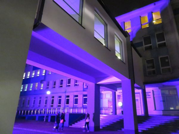 Podświetlony budynek szpitala
