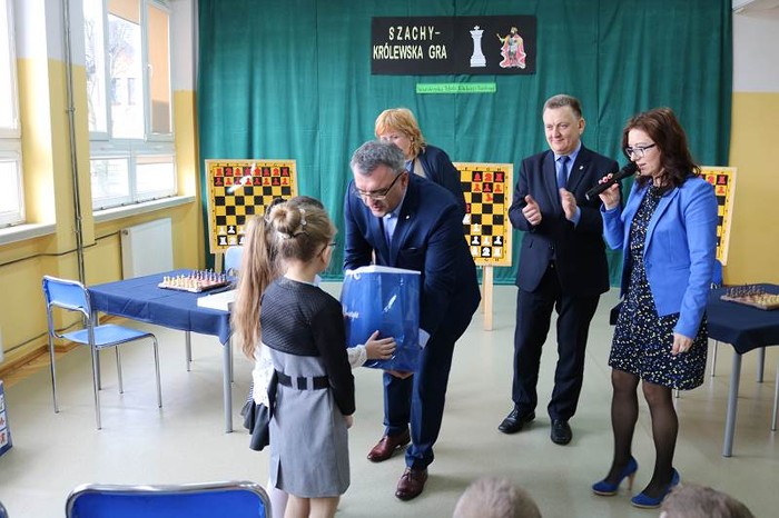 Zestawy szachowe trafiły do chęcińskich szkół