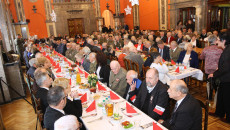 Spotkanie opłatkowe kombatantów, widok ogólny sali, w której przy stołach siedzi kilkadziesiąt osób
