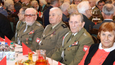 Starsi panowie w mundurach siedzą przy stole