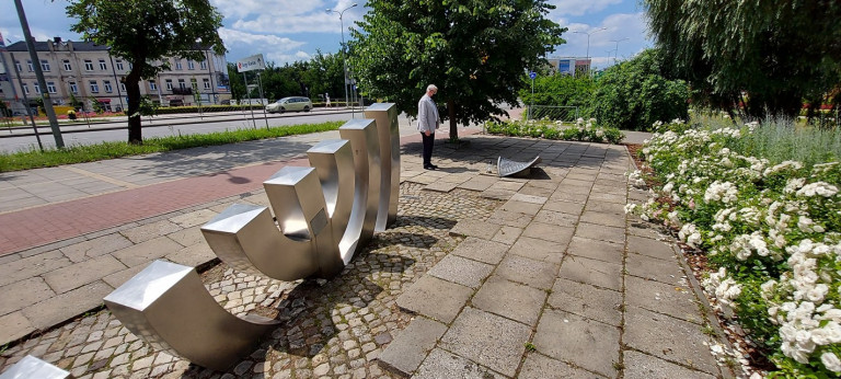 Pod Pomnikiem Menora w Kielcach marszałek Andrzej Bętkowski modli się w rocznicę pogromu żydowskiego