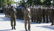 Żołnierze stoją podczas apelu z okazji Święta Wojska Polskiego w Centrum Przygotowań do Misji Zagranicznych w Kielcach