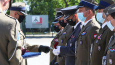 Wręczanie żołnierzom odznaczeń i wyróżnień podczas obchodów Święta wojska Polskiego w Kielcach