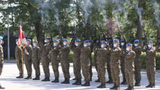 Żołnierze oddają salwę honorową podczas obchodów Święta Wojska Polskiego na Bukówce w Kielcach