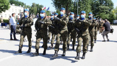 Żołnierze maszerują podczas obchodów Święta Wojska Polskiego w Centrum Przygotowań do Misji Zagranicznych w Kielcach