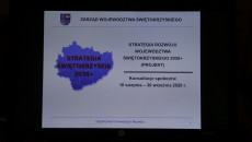 Widok telebimu z prezentacją projektu strategii województwa świętokrzyskiego