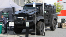 Pojazdy wojskowe wystawione przed halą