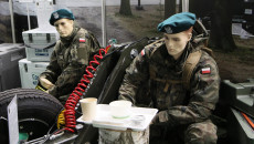 Prezentowana odzież żołnierza na manekinach