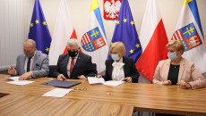 Marszałek województwa świętokrzyskiego Andrzej Bętkowski i wicemarszałek Renata Janik podpisują umowy z beneficjentami