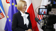 Wicemarszałek Renata Janik udziela wywiadu telewizyjnego