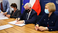 Umowę Podpisuje Marszałek Województwa świętokrzyskiego Andrzej Bętkowski (1)