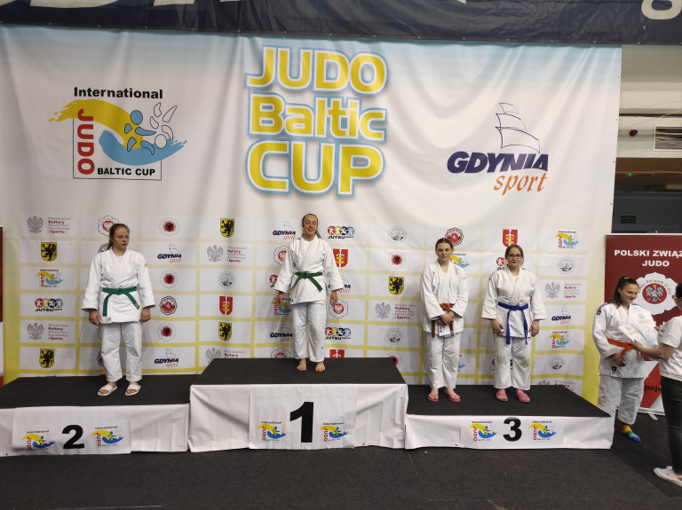 Zwycięzcy Turnieju Judo Baltic Cup stoją na podium. Na trzecim, najniższym stopniu podium, dwie dziewczynki