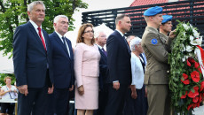 Grupa ludzi Andrzej Betkowski, Andrzej Duda, Agata Wojtyszek, mężczyźni w mundurach wojskowych trzymają biało czerwoną wiązankę