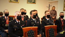 Strażacy siedzą na spotkaniu w sali konferencyjnej Świętokrzyskiego Urzędu Wojewódzkiego