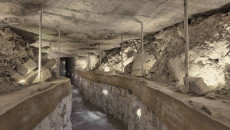 Podziemna trasa do zwiedzania rezerwatu Krzemionki. Po bokach hałdy kamieni, turystów chroni metalowa gęsta siatka ochronna