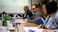 Przy stole siedzą uczestnicy posiedzenia Komisji Strategii Rozwoju, Promocji i Współpracy z Zagranicą Sejmiku Województwa Świętokrzyskiego