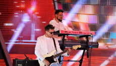 Na scenie dwóch młodych mężczyzn. Muzycy gitarzysta i klawiszowiec podczas koncertu Francesco Monte