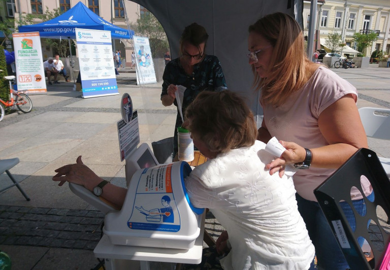 Namiot Świętokrzyskiego Centrum Onkologi. Pod Nim Pracownice Śco Przeprowadzają Badania