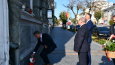 Świętokrzyscy Samorządowcy W Winnicy Składają Kwiaty Pod Tablicą J. Piłsudskiego