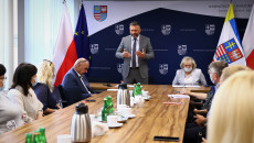 Tomasz Jamka Stoi Za Stołem I Przemawia Do Zebranych W Sali Urzędu Marszałkowskiego
