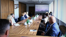 Uczestnicy Spotkania Oglądają Na Ekranie Film Promocyjny O Województwie świętokrzyskim