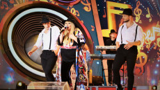 Śpiewającej Maryli Rodowicz na scenie towarzyszy dwóch tancerzy w czarnych kapeluszach
