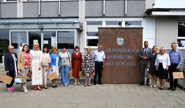 Zdjęcie Zbiorowe Uczestników Spotkania Przed Budynkiem Urzędu Marszałkowskiego