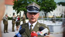 Zdjęcie zbliżenie. Pułkownik doktor Paweł Chabielski udziela wywiadu kieleckim reporterom