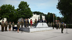 Plac centralny w Centrum Przygotowań do Misji Zagranicznych w Kielcach. Wśród żołnierzy zaproszeni na święto Wojska Polskiego goście
