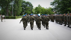 Żołnierze, niebieskie berety, maszerują czwórkami
