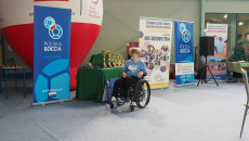 Trofea sportowe oraz jedna z uczestniczek podczas Pucharu Polski W Bocci w Zamościu