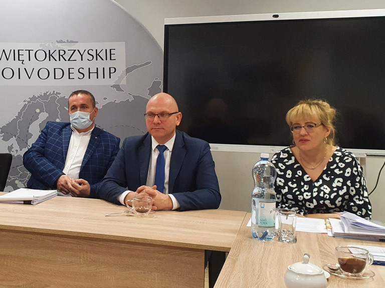 Dyrektor Jacek Sułek Oraz Kobieta I Mężczyzna Siedzą Za Stołem