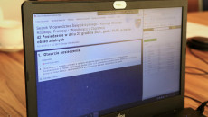 Uchwały Komisji Wyświetlone Na Monitorze Komputera.