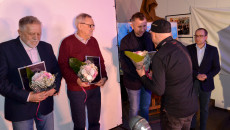 Tomasz Wachnowski Przyjmuje Wiązankę Kwiatów Na Scenie