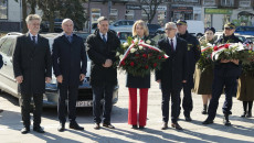 Uczestnicy Uroczystości, W Grupie Anna Ciulęba Dyrektor Gabinetu Marszałka Z Wiązanką Kwiatów