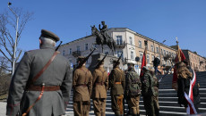 Widok Na Pomnik Marszałka Józefa Piłsudskiego I Uczestników Uroczystości