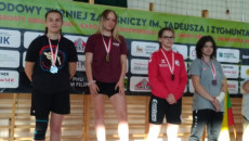 4 zawodników stoi na podium