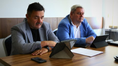 Radny Waldemar Wrona i Maciej Gawin siedzą przy stole