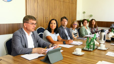 Przewodniczący Andrzej Pruś i dyrektor Marta Pela siedzą przy stole