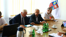 Marek Jońca, Sławomir Gierada i dyrektor Krzysztof Domagała siedzą przy stole i śledzą obrady