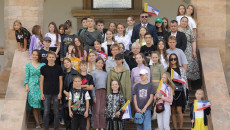 Zdjęcie Zbiorowe Uczestników Spotkania Na Schodach Muzeum Narodowego W Kielcach