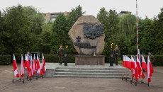 Pomnik Poległych żołnierzy Obok Flagi Polskie