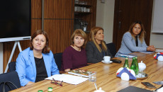 Cztery Pracownice Urzędu Marszałkowskiego Siedzą Za Stołem