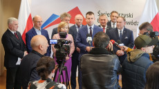 Grupa Politykow, Obok Nich Dziennikarze Z Mikrofonami.
