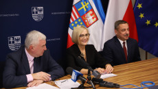 Przy stole siedzą: marszałek Bętkowski i wicemarszałek Renata Janik
