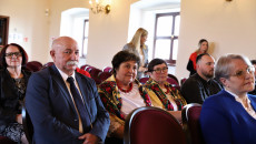 Uczestnicy Podpisywania Umów, Zdjęcie Zbiorowe Osób Siedzących Na Sali (1)