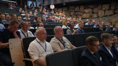 Sala W Europejskim Centrum Edukacji Geologicznej W Korzecku Wypełniona Publicznością.