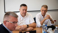 Grzegorz Gałuszka, Jan Maćkowiak I Jeszcze Jeden Mężczyzna Siedzą Przy Stole